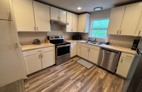 San Marcos Casa | Walk to the River - Modern Pet-Friendly Home - Minutes from Texas State