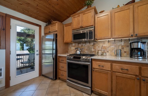 Lincoln City Casa | Walk to the sand and enjoy incredible views from this beach front home!