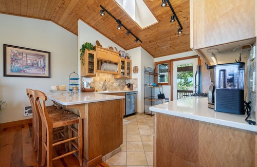Lincoln City Casa | Walk to the sand and enjoy incredible views from this beach front home!