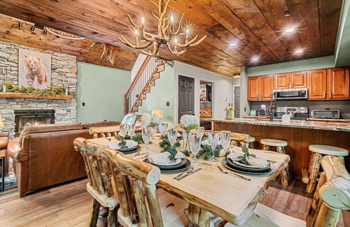 Gatlinburg Casa | Walk to the Smokies! Hike, King Beds, Hot tub, Dogs Welcome, Bears, Game Room