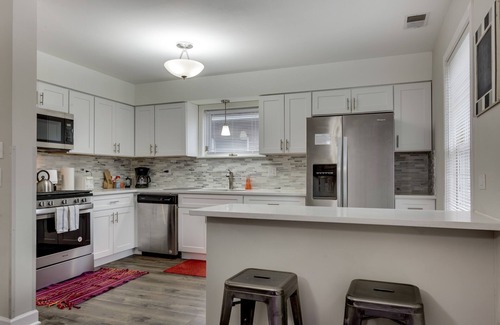 Near West Side Apartamento | WALK TO THE UNITED CENTER! No Easier Way to See Your Bulls and Blackhawks in Action! by AllSet Turnover