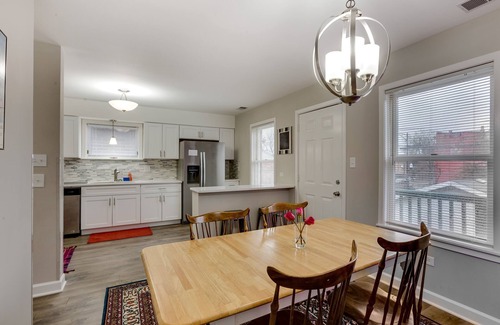 Near West Side Apartamento | WALK TO THE UNITED CENTER! No Easier Way to See Your Bulls and Blackhawks in Action! by AllSet Turnover
