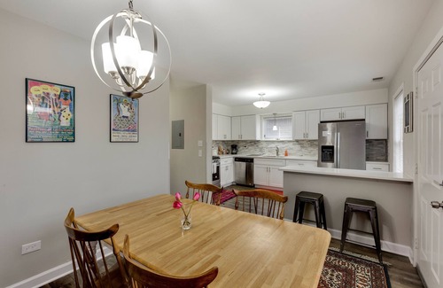 Near West Side Apartamento | WALK TO THE UNITED CENTER! No Easier Way to See Your Bulls and Blackhawks in Action! by AllSet Turnover