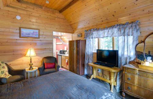 Butte Meadows Apartamento | Walk to Trails and Butte Creek Cozy Retreat with Deck
