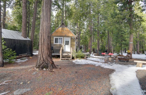 Butte Meadows Apartamento | Walk to Trails & Butte Creek: Cozy Retreat w/ Deck