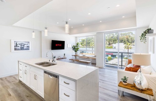 Los Angeles Casa | Walk to Universal: New Townhouse: Garage Prk'g