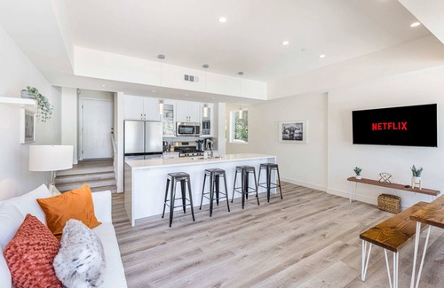 Los Angeles Casa | Walk to Universal: New Townhouse: Garage Prk'g