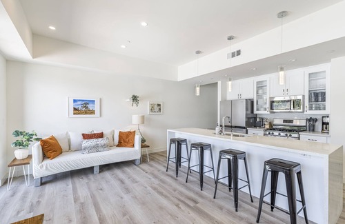 Los Angeles Casa | Walk to Universal: New Townhouse: Garage Prk'g