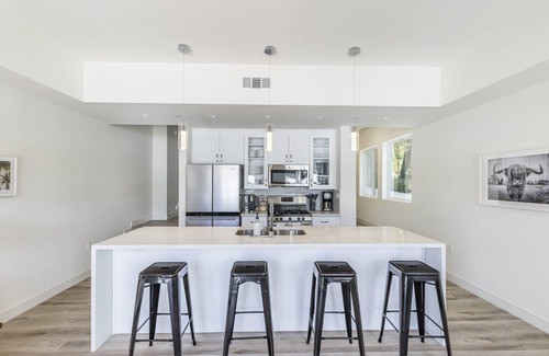 Los Angeles Casa | Walk to Universal: New Townhouse: Garage Prk'g