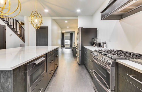 Lexington Casa | Walk to Uptwn Lexington: Modern Retreat w/ Porch!