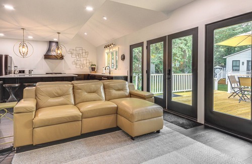 Lexington Casa | Walk to Uptwn Lexington: Modern Retreat w/ Porch!