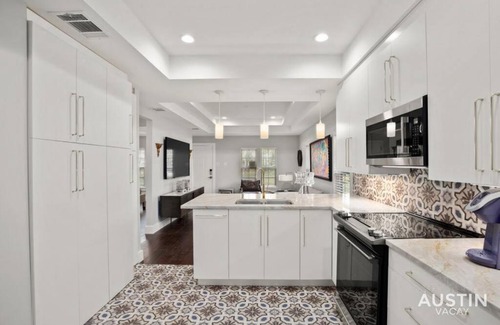Swede Hill Casa | Walk to UT and E 6th in Fully Equipped ATX House