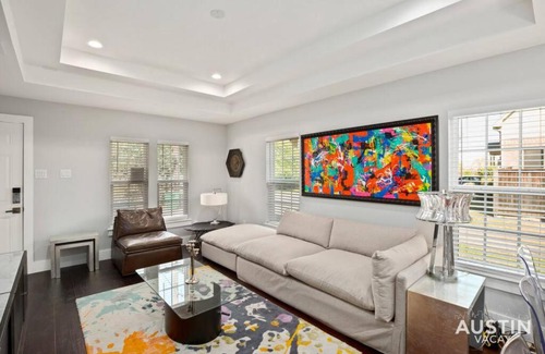 Swede Hill Casa | Walk to UT and E 6th in Fully Equipped ATX House