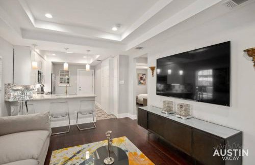 Swede Hill Casa | Walk to UT and E 6th in Fully Equipped ATX House