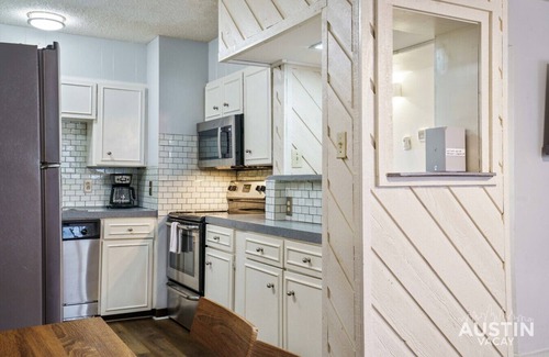 West Campus Apartamento | Walk to UT/Cafes/Dining│Free Parking│Cozy Apt Sleeps 4│1BR/1BA