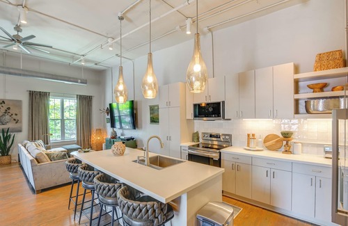 Hillsboro West End Condominio | Walk to Vanderbilt: Eclectic Apt in Nashville