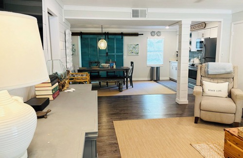 Demere Park Condominio | ☀️Walk to Village —Beach is less than 1 mile