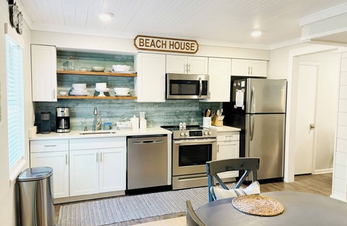 Demere Park Condominio | ☀️Walk to Village —Beach is less than 1 mile