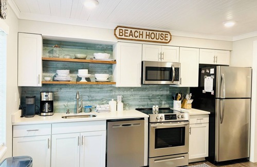 Demere Park Condominio | ☀️Walk to Village —Beach is less than 1 mile