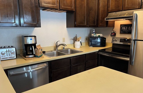 Olympic Valley Condominio | Walk to Village! Clean 2BDRM Palisades Tahoe Condo: Hikes, Dining, Wifi