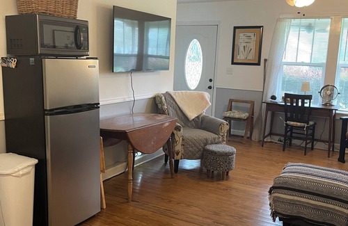 Darien Casa | Walk to waterfront dining, shops, wine bar. 2 miles from I-95. No pet fee!