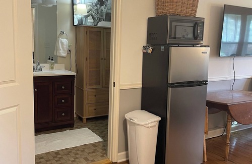 Darien Casa | Walk to waterfront dining, shops, wine bar. 2 miles from I-95. No pet fee!