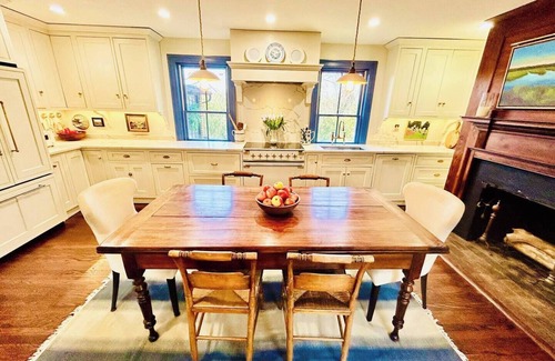Waterford Casa | Walk to Wineries from Historic Village Estate