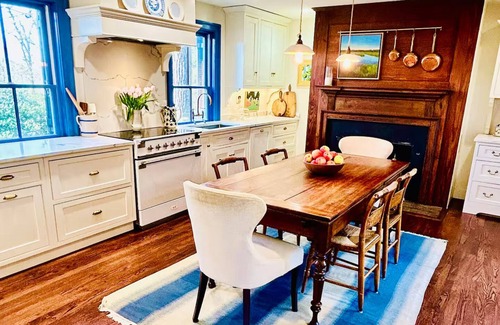 Waterford Casa | Walk to Wineries from Historic Village Estate