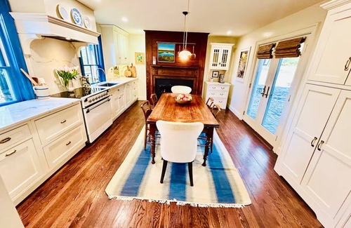 Waterford Casa | Walk to Wineries from Historic Village Estate