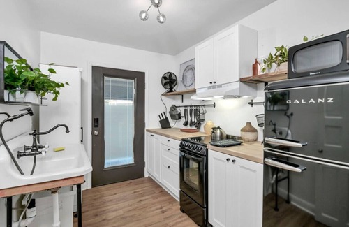 Columbia Casa | Walk West Cola Mini Pad | Tiny House | Shared Yard