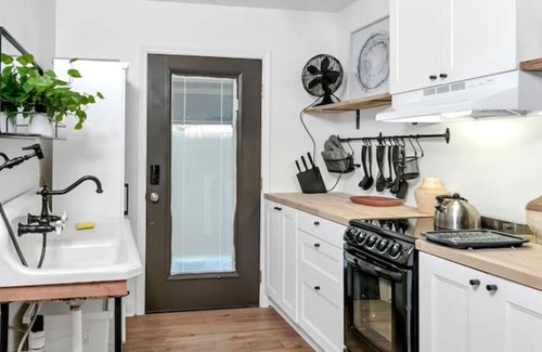 Columbia Casa | Walk West Cola Mini Pad | Tiny House | Shared Yard