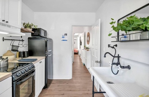 Columbia Casa | Walk West Cola Mini Pad | Tiny House | Shared Yard