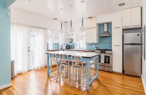 Chestnut Casa | Walkable 3 Bed Boho Bungalow | Chef's Kitchen