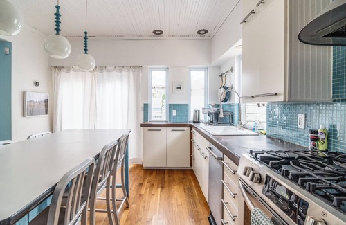 Chestnut Casa | Walkable 3 Bed Boho Bungalow | Chef's Kitchen