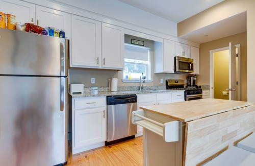 Central Business District Condominio | Walkable Downtown Apt w/ Game Room!