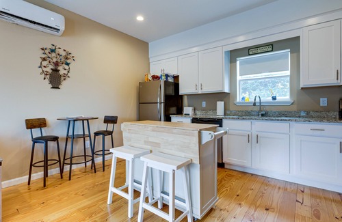 Central Business District Condominio | Walkable Downtown Apt w/ Game Room!