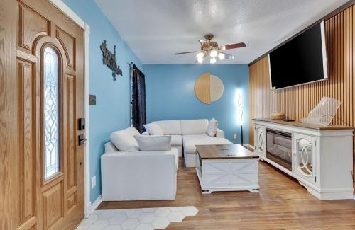 Govalle Casa | Walkable DT Foliage Haven with Pickleball Court