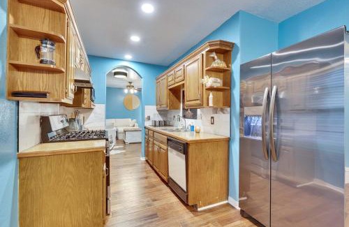 Govalle Casa | Walkable DT Foliage Haven with Pickleball Court