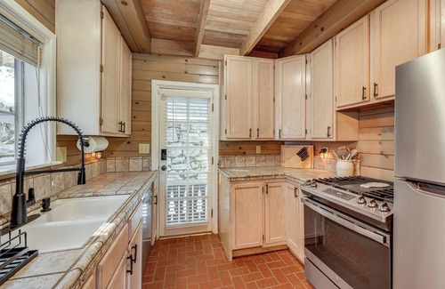 Lake Arrowhead Cabaña | Walkable 'Green Gables Cottage' in Lake Arrowhead