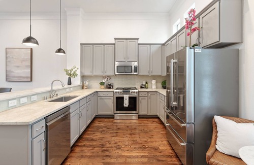 Downtown Dallas Casa | Walkable Modern Townhouse in Downtown Dallas! Rooftop, BBQ, Fitness, Pet Frndly