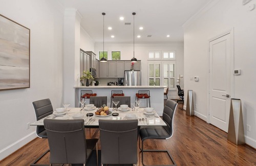 Downtown Dallas Casa | Walkable Modern Townhouse in Downtown Dallas! Rooftop, BBQ, Fitness, Pet Frndly
