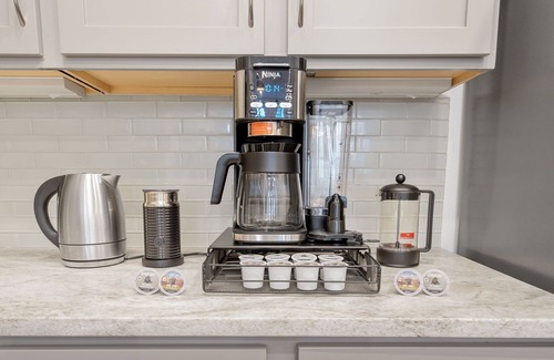 Downtown Dallas Casa | Walkable Modern Townhouse in Downtown Dallas! Rooftop, BBQ, Fitness, Pet Frndly