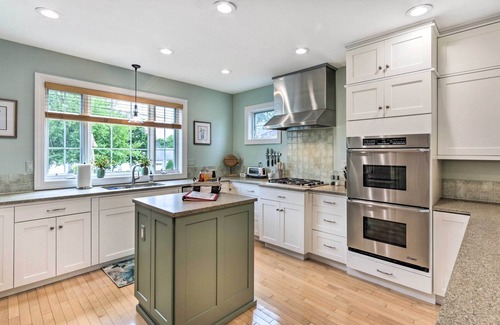 East Shore Casa | Walkable New Haven Retreat w/ Ocean Views!