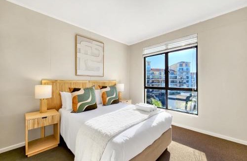 Century City Apartamento | Walkable, pools, park and great for families