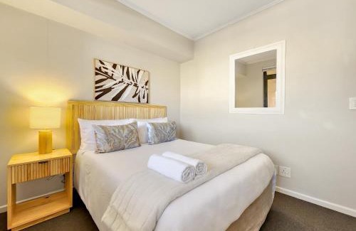 Century City Apartamento | Walkable, pools, park and great for families