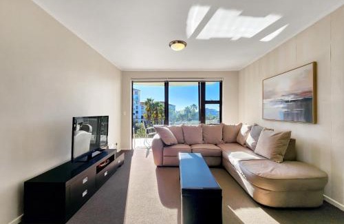 Century City Apartamento | Walkable, pools, park and great for families