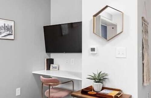 Cole-Noble District Apartamento | Walkable Studio Apartment in Downtown | CozySuites