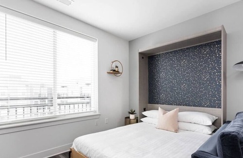 Cole-Noble District Apartamento | Walkable Studio Apartment in Downtown | CozySuites