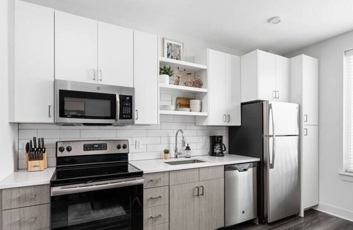 Cole-Noble District Apartamento | Walkable Studio Apartment in Downtown | CozySuites