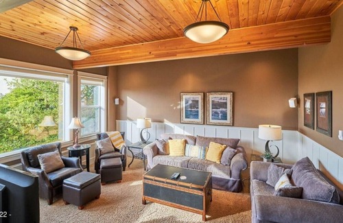 Newport Casa | Walkable to Beach, Bayfront, Breweries